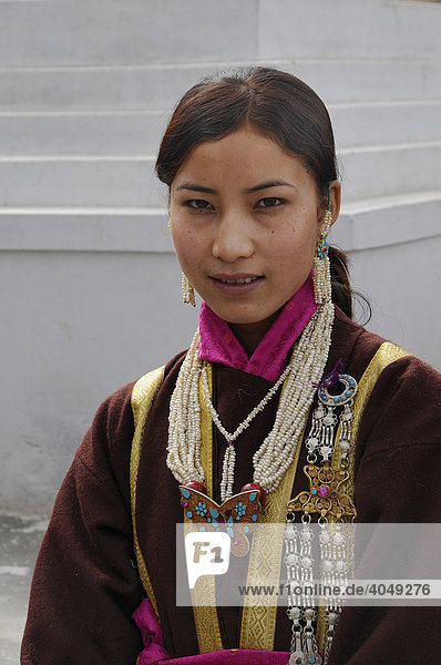 Ladakhifrau in traditioneller Kleidung  Leh  Ladakh  Nordindien  Himalaya