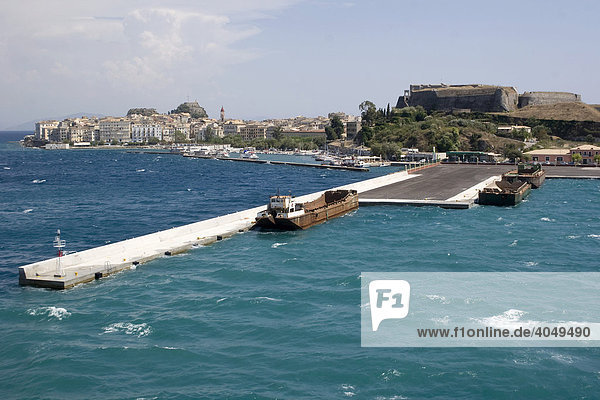 Der alte Hafen und dahinter die neue Festung Neo Froúrio von Kerkyra  Korfu Stadt  Griechenland  Europa