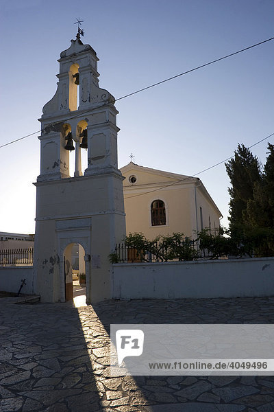 Kirche und Glockenturm in Lefkimi  Korfu  Griechenland  Europa
