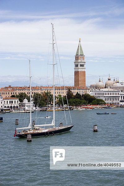 Blick vom Canale Grande auf den Markusturm Campanile San Marco  davor ein Segelboot  Venedig  Italien  Europa