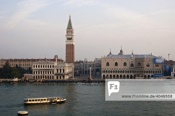 Blick vom Canale Grande auf den Markusturm Campanile San Marco  den Markusplatz Piazza San Marco und den Dogenpalast im Morgenlicht in Venedig  Italien  Europa