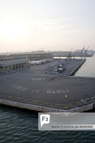 Hafen von Venedig  Porto di Venezia  Italien  Europa