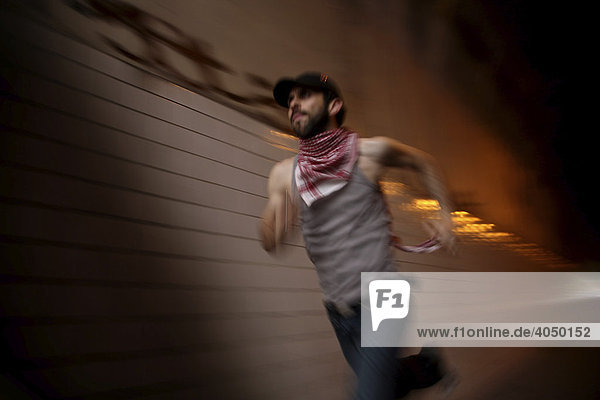 Mann mit Palästinenser-Tuch rennt durch Tunnel  Stuttgart  Baden-Württemberg  Deutschland  Europa