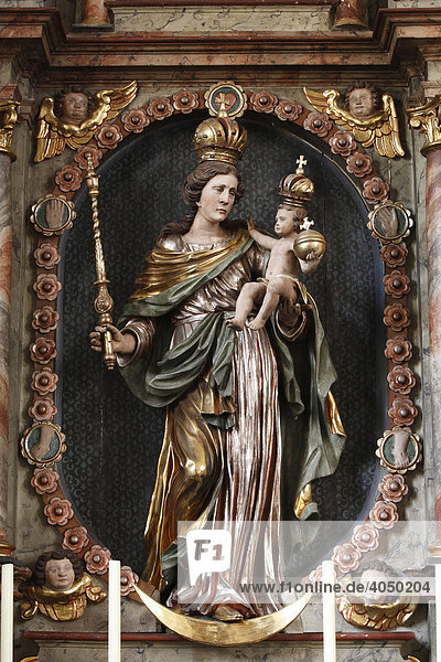 Madonna im linken Seitenaltar der Pfarrkirche St. Johannes in Brendlorenzen  Stadt Neustadt a. d. Saale  Rhön-Grabfeld  Unterfranken  Bayern  Deutschland  Europa
