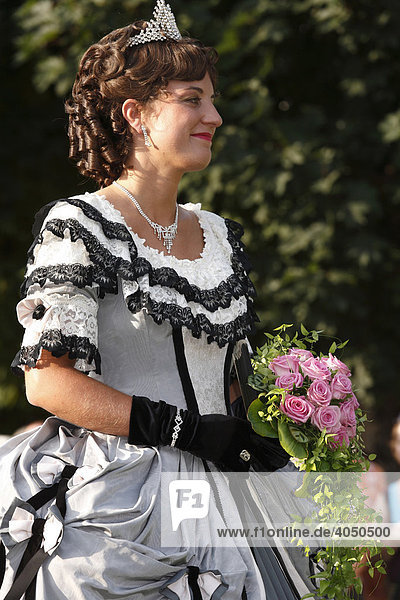 Frau verkleidet als Kaiserin Auguste Viktoria  Rakoczifest  Rákóczi-Fest  Bad Kissingen  Rhön  Unterfranken  Bayern  Deutschland  Europa