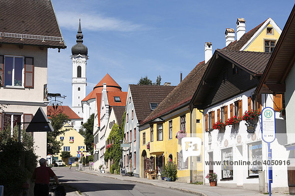 Herrenstraße mit Marienmünster in Dießen am Ammersee  Pfaffenwinkel  Fünfseenland  Oberbayern  Bayern  Deutschland  Europa