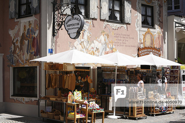 Souvenirladen Ammergauer Krippenstube in Oberammergau Oberbayern Bayern Deutschland Europa