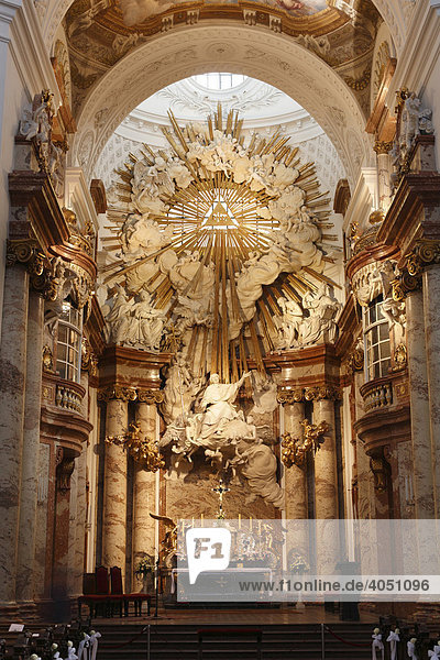 Hochaltar mit Stuckrelief von Albert Camesina mit Himmelfahrt des heiligen Karl Borromäus,  Karlskirche,  Wien,  Österreich,  Europa