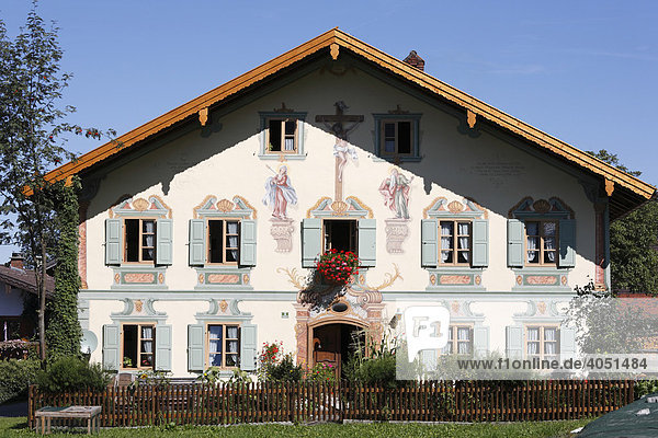 Altes Bauernhaus mit Lüftlmalerei in Ohlstadt  Oberbayern  Deutschland  Europa