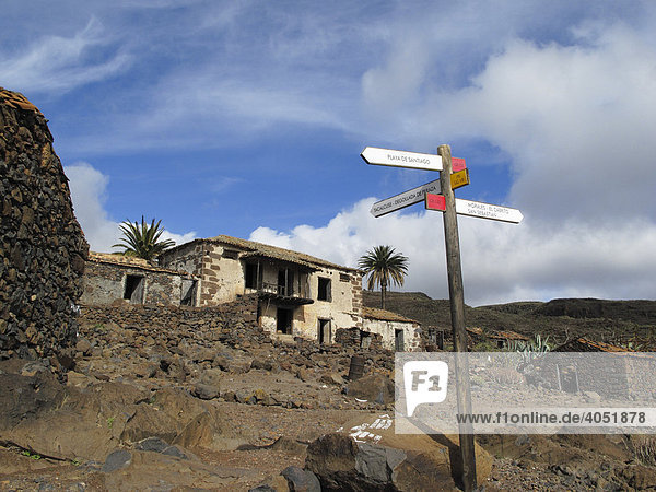 Wegweiser und verlassene Häuser in Contreras nahe Playa Santiago  La Gomera  Kanarische Inseln  Kanaren  Spanien  Europa