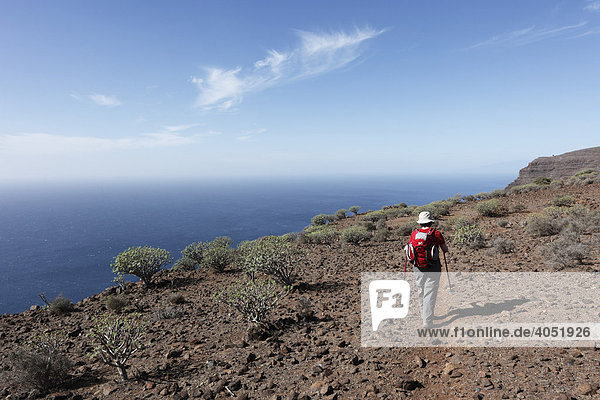 Frau mit Rucksack wandert mit Wanderstöcken  Las Pilas  La Gomera  Kanarische Inseln  Kanaren  Spanien  Europa