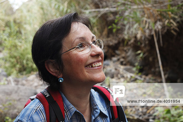 Frau lächelt während Wanderung  La Gomera  Kanaren  Kanarische Inseln  Spanien  Europa