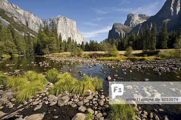Blick auf den Merced River und das Yosemite Valley von Gates of the Valley aus  Yosemite Nationalpark  Kalifornien  USA