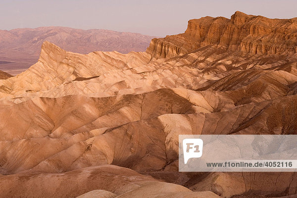 Panamint Berge und Badlands im Vordergrund  vom Zabriskie Punkt  Death Valley  Kalifornien  USA