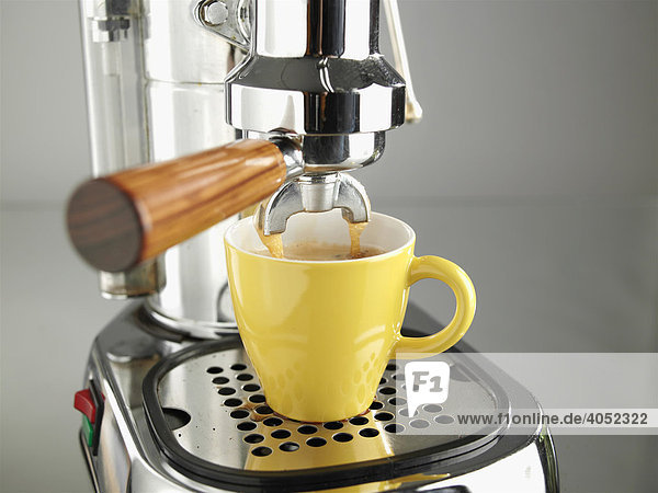 Espressomaschine  Kaffee läuft in eine Tasse