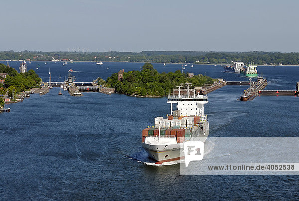 Schleuse Holtenau mit Containerschiffen und Segelschiffen  Kiel  Schleswig-Holstein  Deutschland  Europa