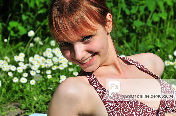 Rothaarige Frau in Bikini  im Park  Sommer  attraktiv  lächelt  charmant