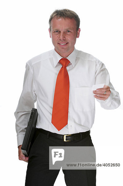 Geschäftsmann mit Hemd und roter Krawatte mit Laptop gibt Visitenkarte