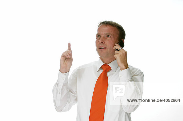 Geschäftsmann mit Hemd und roter Krawatte telefoniert mit Handy und denkt nach  Idee