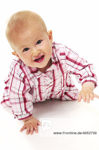 Portrait Baby  8 Monate  mit Kleid  krabbeln  Neugier
