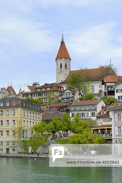 Aarequai  dahinter die Stadtkirche  Thun  Kanton Bern  Schweiz  Europa Kanton Bern