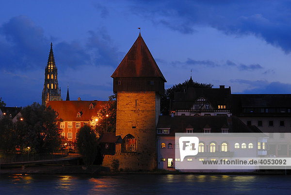 Historischer Rheintorturm  dahinter der Münsterturm am Abend  Konstanz  Landkreis Konstanz  Baden-Württemberg  Deutschland  Europa