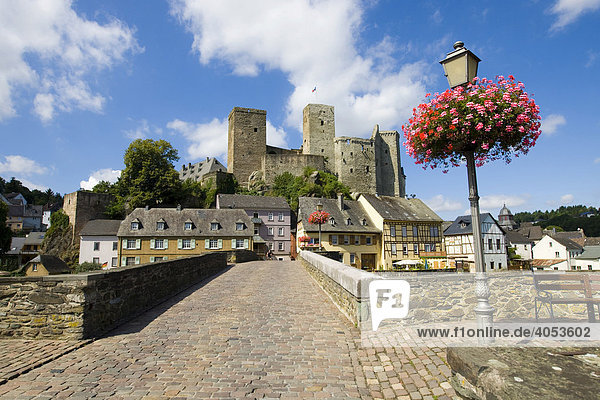 Historische Altstadt Stadt Runkel an der Lahn  mit Burg und Lahnbrücke  Hessen Deutschland  Europa