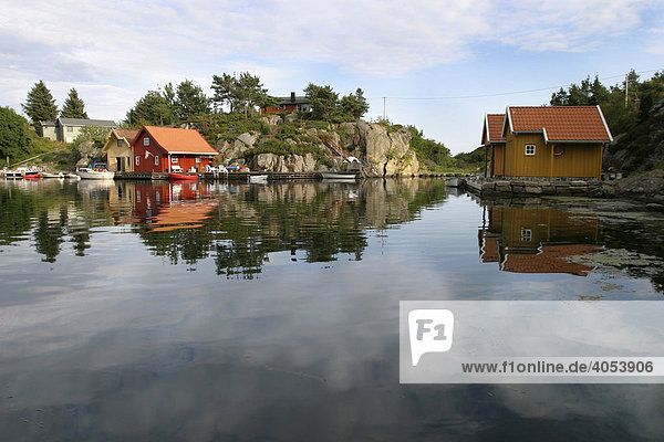 Traditionell gebaute rote Häuser in einem Fjord in der Nähe von Avik  Norwegen  Skandinavien  Europa