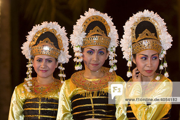Balinesische Tänzerinnen führen einen Tanz auf der Insel Lombok auf  Insel Lombok  Region kleine Sunda-Inseln  Republik Indonesien