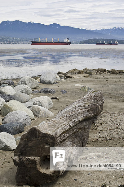 Jericho Beach Park  Öltanker liegt vor Anker  hinten Skyline von Vancouver  British Columbia  Kanada  Nordamerika