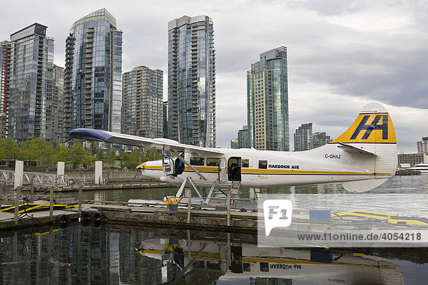 Wasserflugzeug  hinten Stadtteil Coral Harbour  Vancouver  British Columbia  Kanada  Nordamerika
