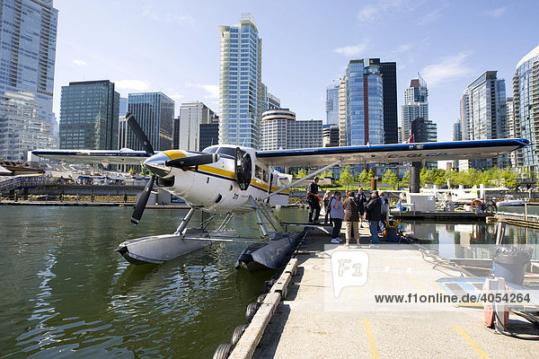 Wasserflugzeug liegt am Steg  hinten Hochhäuser von Coral Harbour  Vancouver  British Columbia  Kanada  Nordamerika