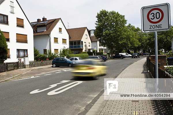 Fahrzeug fährt schnell an der Fahrbahnmarkierung Zone 30 vorbei  Deutschland  Europa