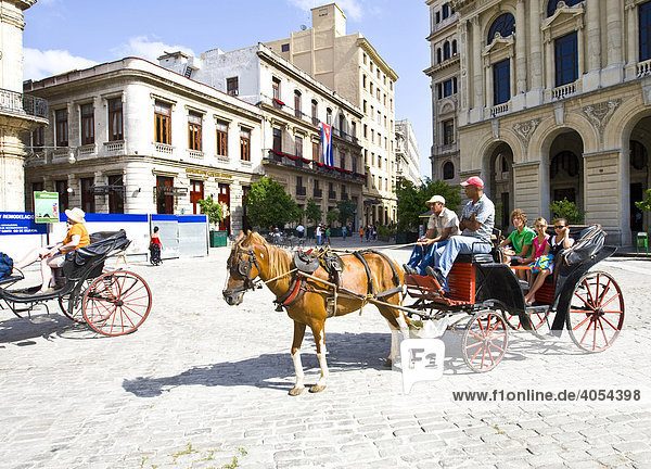Pferdekutsche für Touristen in der Altstadt von Havanna  Cuba  Kuba  Karibik