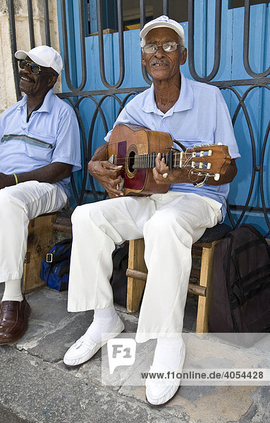 Guitarist in the historic city centre of Havana  Cuba  Caribbean