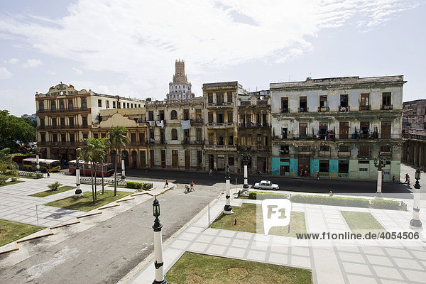 Alte Häuserfront am Parque Central am Boulevard Paseo de Marti  Platz am Capitol  Havanna  Kuba  Karibik Hausfassaden