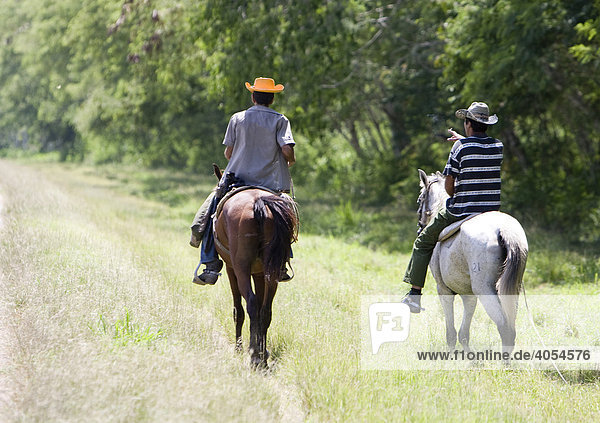 Zwei Reiter  Kuba  Cuba  Karibik  Amerika