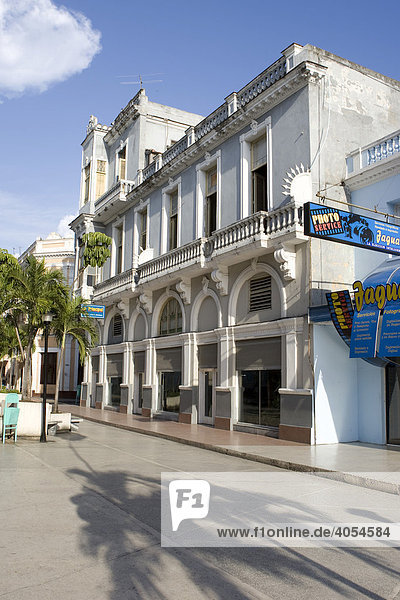 Gebäude  Straße in Cienfuegos  Kuba  Karibik  Amerika
