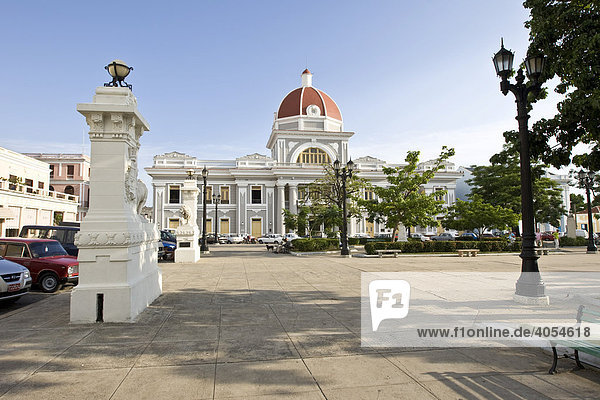 Poder Popular Provincial am Parque Jose Marti in Cienfuegos Kuba Karibik Amerika