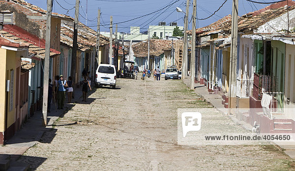 Straße mit altem Kopfsteinpflaster in Trinidad  Provinz Sancti-Spíritus  Kuba  Cuba  Lateinamerika  Amerika