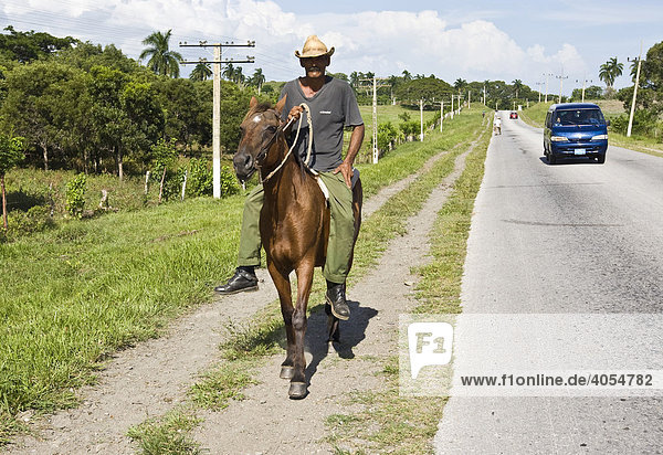 Reiter am Rande einer Landstraße  Provinz Sancti-Spíritus  Kuba  Cuba  Lateinamerika  Amerika