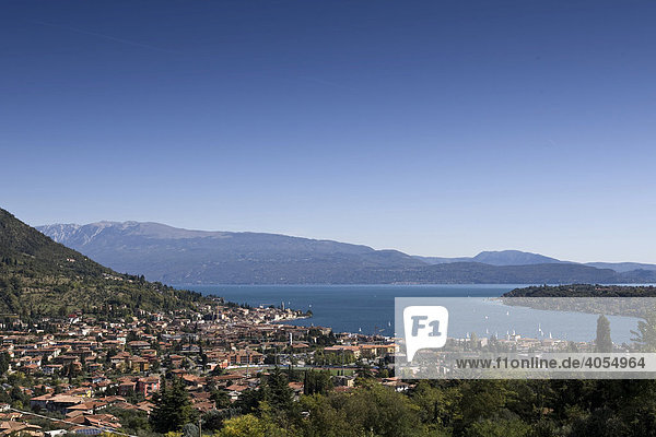 Die Ortschaft Manerba del Garda am Gardasee  Lago di Garda  Lombardei  Italien  Europa