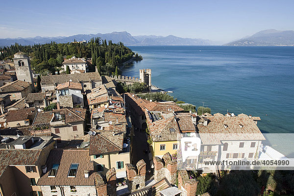 Panorama über die Altstadt von Sirmione mit der Kirche Santa Maria Maggiore  Richtung Norden  hinten der Gardasee  Lago di Garda  Lombardei  Italien  Europa