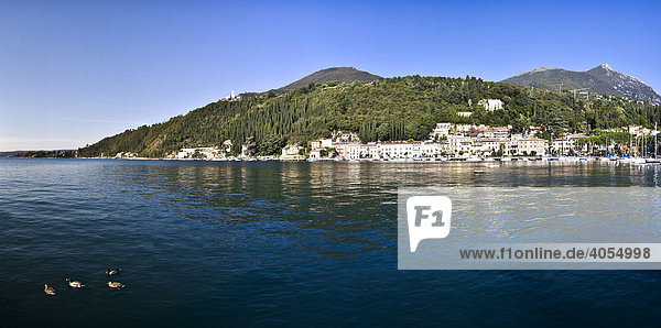 Panorama der Ortschaft Gardone Riviera am Gardasee  Lago di Garda  Lombardei  Italien  Europa
