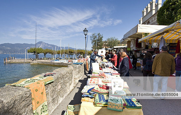 Weekly market in Torri del Bénaco on Lake Garda  Lago di Garda  Lombardy  Italy  Europe