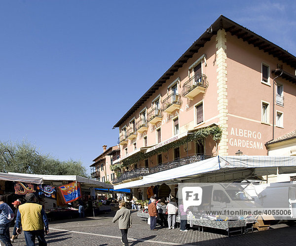 Wochenmarkt in der Ortschaft Torri del Bénaco  Lombardei  Italien  Europa