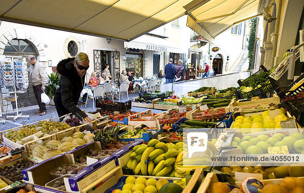 Eine Frau kauft Obst am Wochenmarkt in der Ortschaft Torri del Bénaco  Lombardei  Italien  Europa