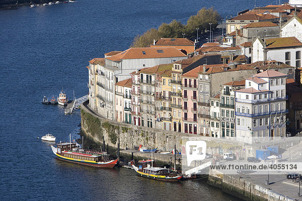 Blick von dem Stadtteil Vila Nova de Gaia auf die Altstadt von Porto mit den Fluss Rio Duoro  Porto  UNESCO Weltkulturerbe  Portugal  Europa