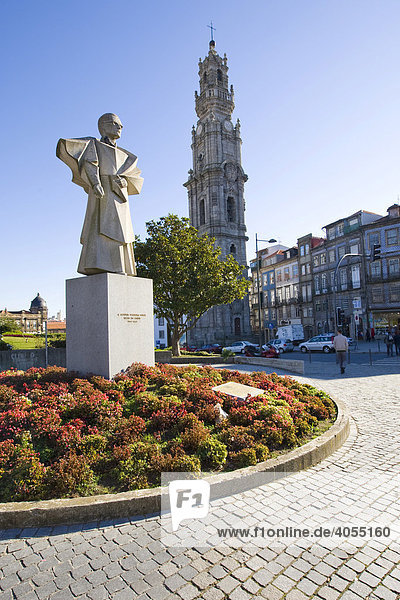 Denkmal von Antonio Golies  hinten die Kirche Igreja e Torre dos Clerigos  Wahrzeichen Portos  Porto  UNESCO Weltkulturerbe  Portugal  Europa