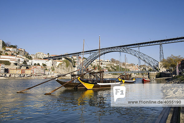 Portweinschiffe  hinten die Brücke Ponte de Dom Luis I  Dom Luis I Brücke  Rua Diogo Leite  Fluss Rio Duoro  Porto  UNESCO Weltkulturerbe  Portugal  Europa